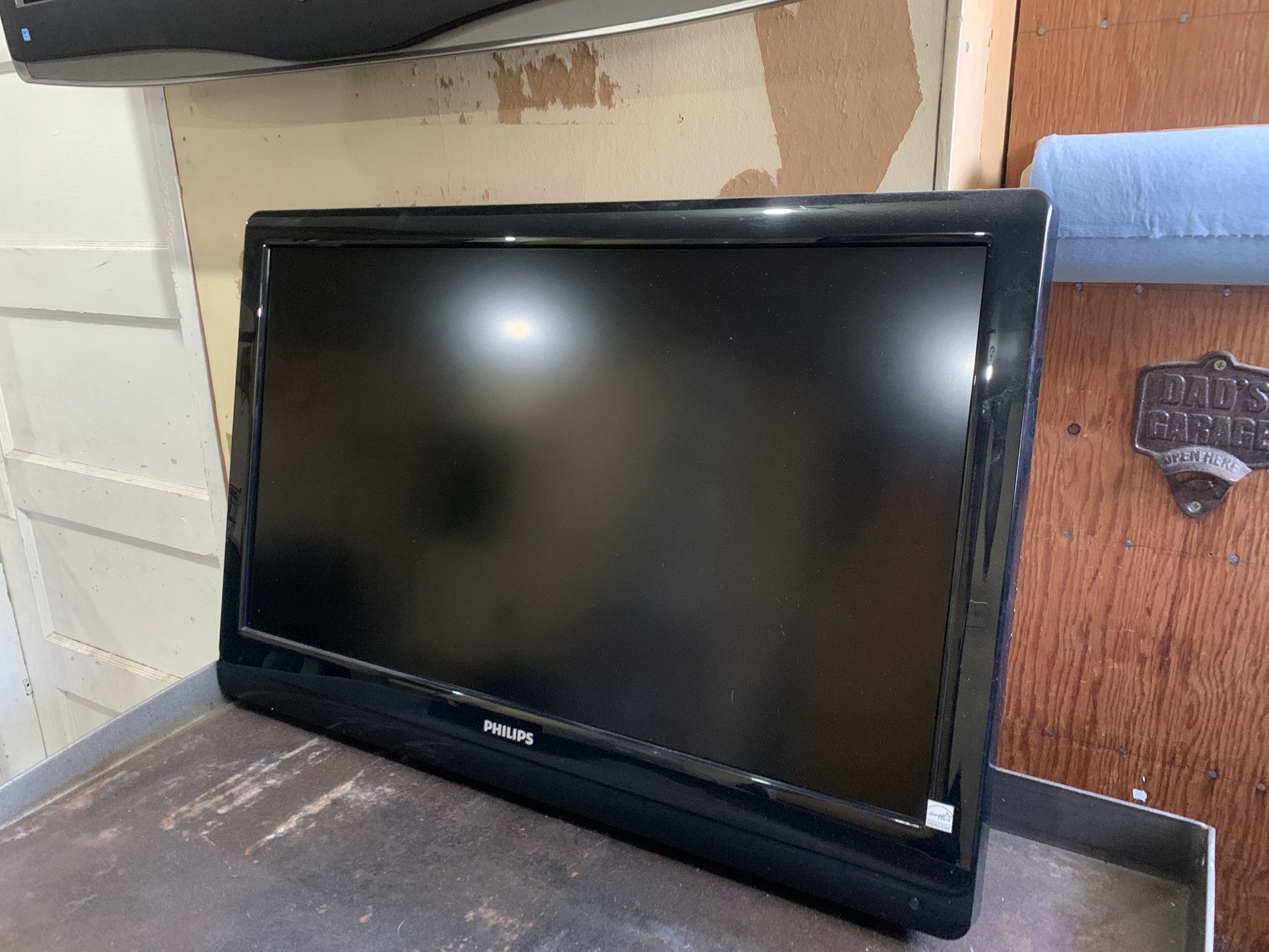 32” Phillips Flat Screen TV