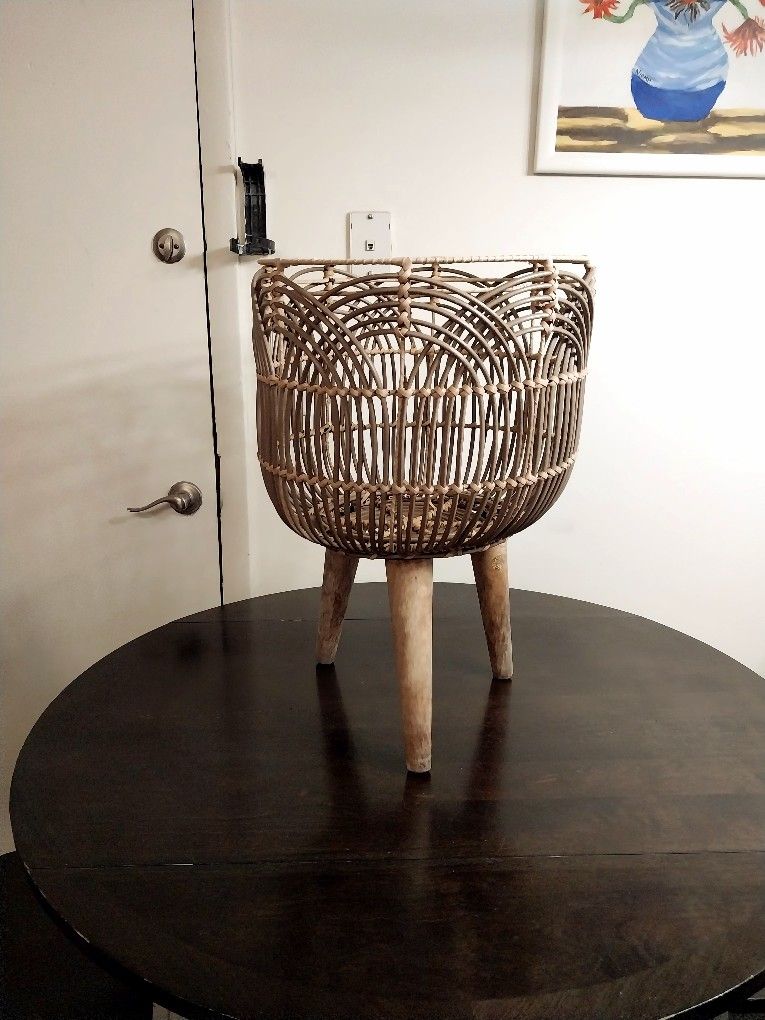 Brown Resin Rattan Basket Plant Stand With Acacia Wooden Legs