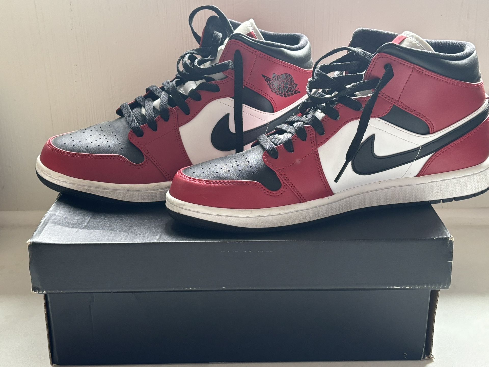 Jordan 1 Mid Chicago Toe