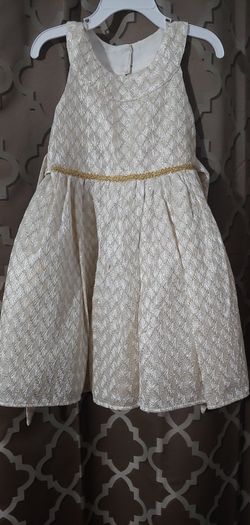 Little girls party dress fits size 3T to 4T toddler girls.