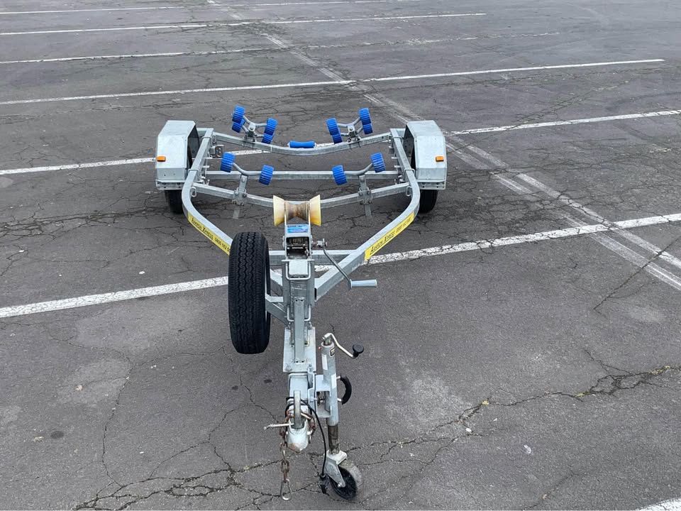 2019 Aakron Xpress roller trailer for boats between