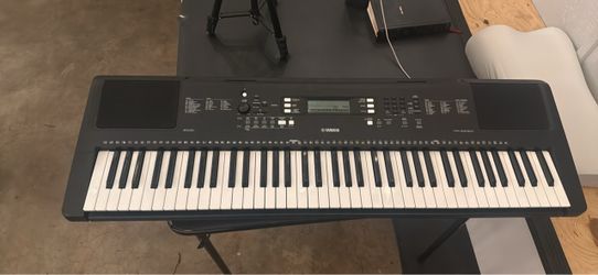 Yamaha keyboard with pedal and stand