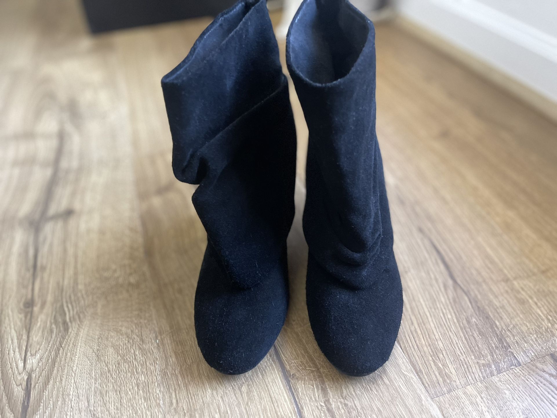 Steve Madden Fold Over Boots. Size 8