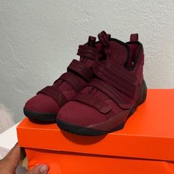 Nike LeBron Soldier 11 (GS) - Team Red/ Maroon - Size 5.5Y