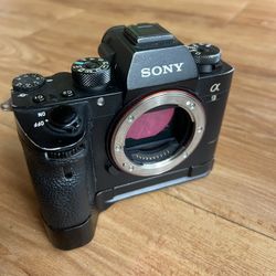 Sony A9 Mirrorless Camera Body + Vertical Grip – Powers On & Shoots – Repair / Parts
