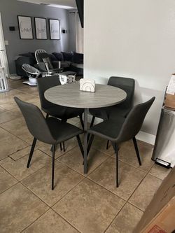 Round dinning table