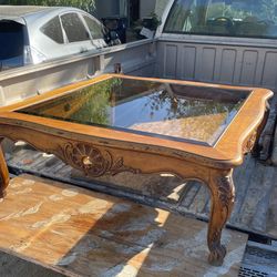 Henredon Coffee table beveled glass top 40 x 40”