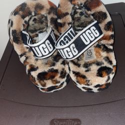 BRAND NEW UGG SLIPPERS !! 