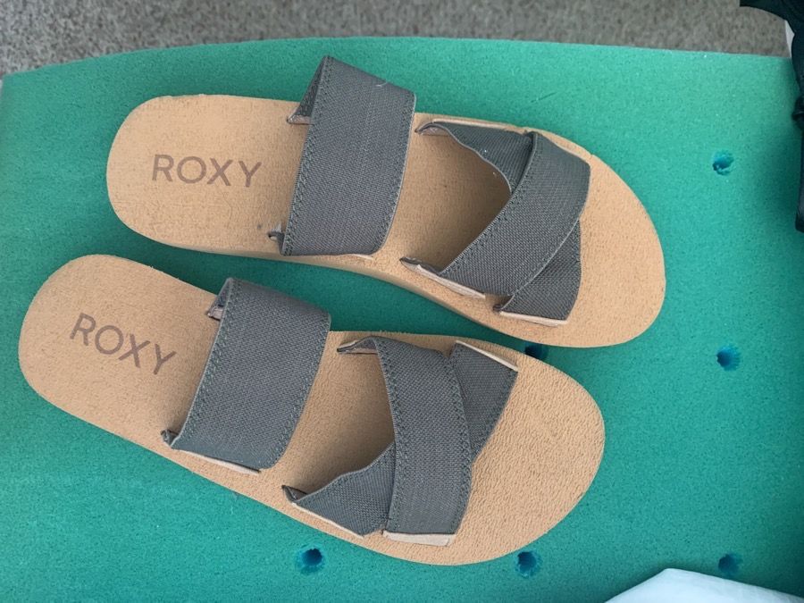 New Roxy olive and tan sandals size 9