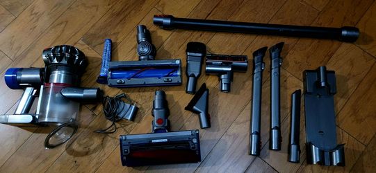 Dyson V7 Absolute Cordless Vacuum + 2 Floor Heads & Lots of Attachments
