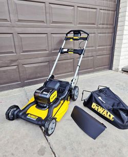 DeWALT 20V XR Lawn Mower