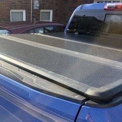 Tri-fold Fiberglass Tonneau Cover
