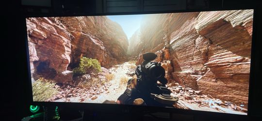 32’ CURVED LG MONITOR