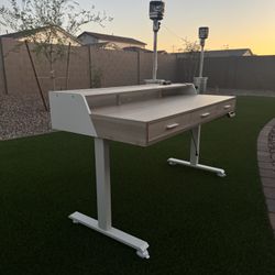 Desk Adjustable Height with Locking Wheels 