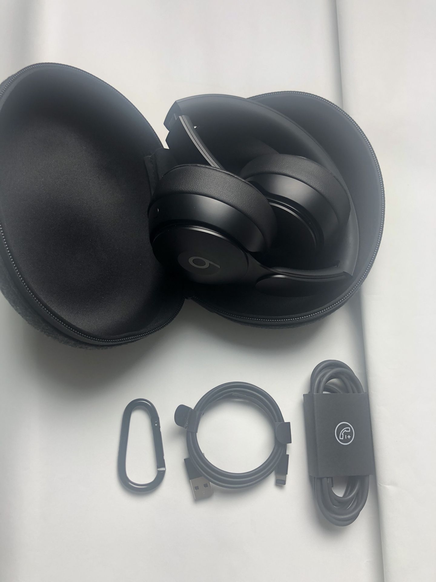 Beats Solo Pro Black Matte Collection