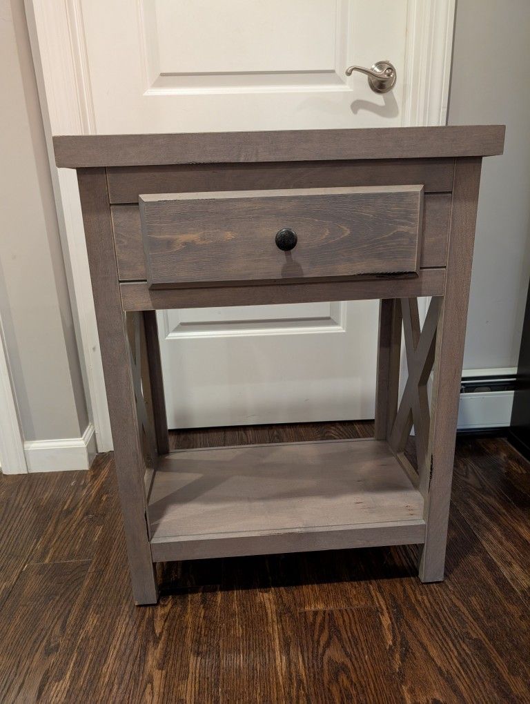 Set of 2 End Tables/Night Tables