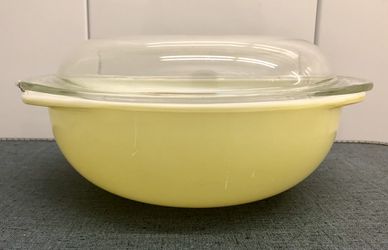 Pyrex Yellow/Pineapple 1968 with flat top lid