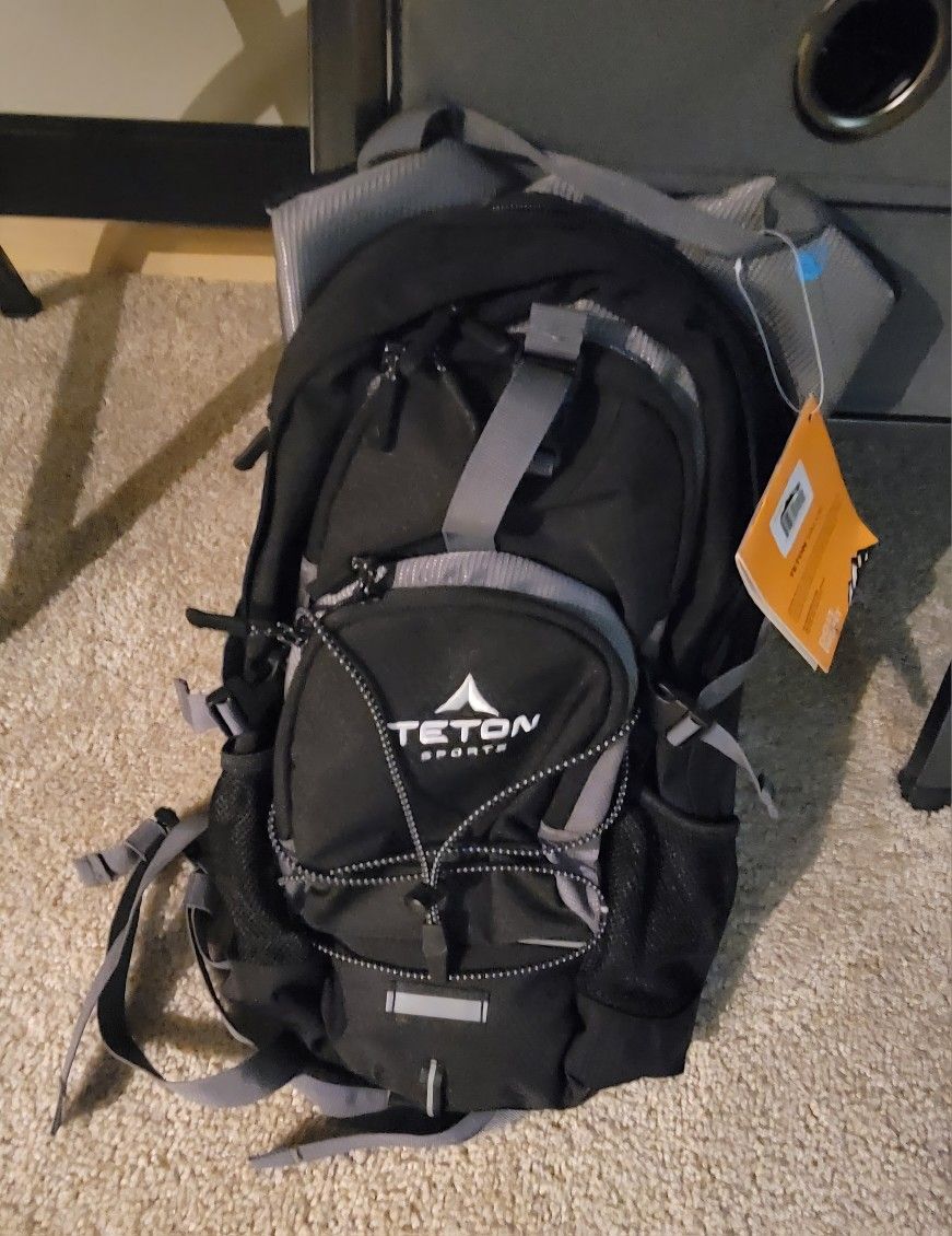 Teton Oasis Hydration Backpack (Brand NEW)