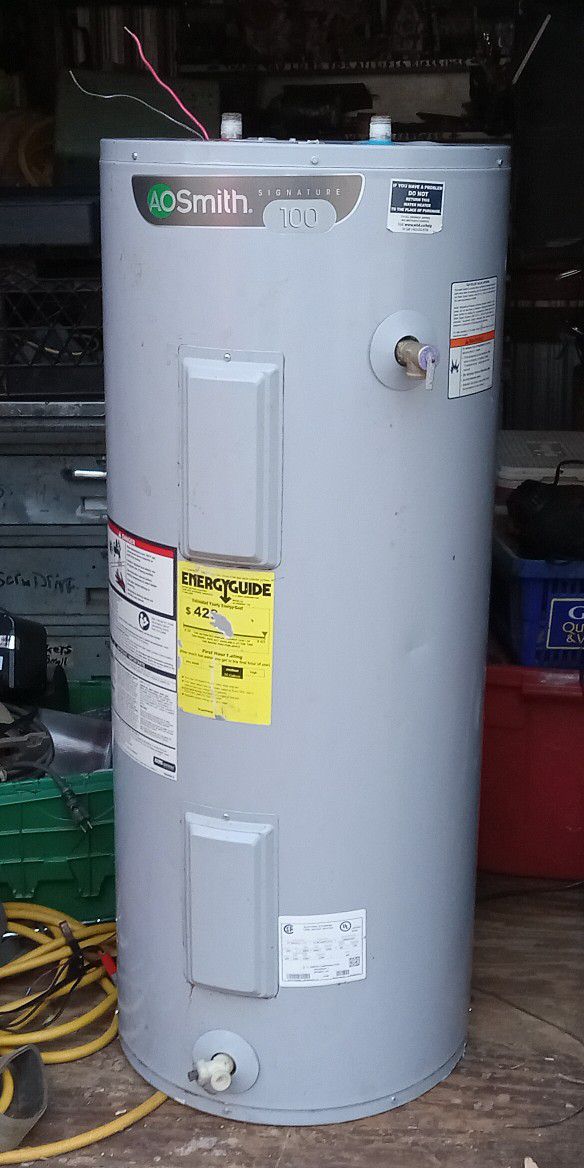 40 Gallon Electric Hot Water Heater Like New 