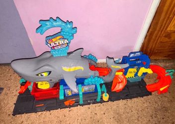 Hot Wheels Ultra Car Wash Shark Playset
