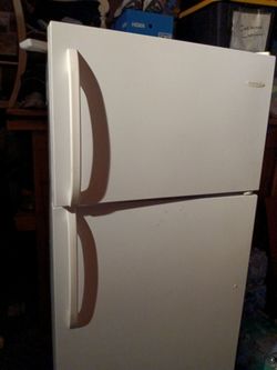 Refrigerator , white Frigidaire brand, nice vegetable draws