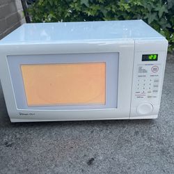 Magic Chef Microwave White Extra Clean 