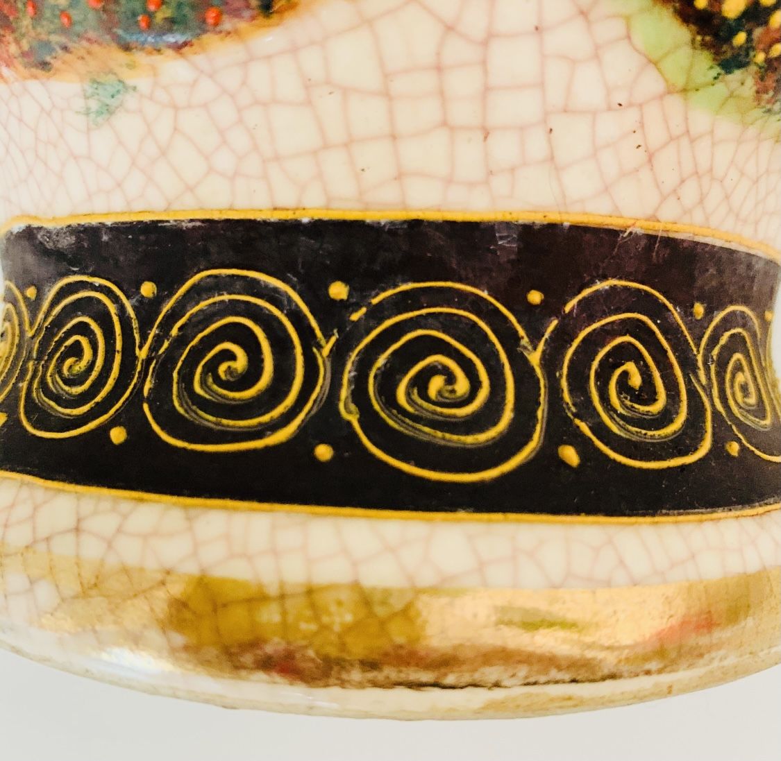 JAPANESE SATSUMA HAND PAINTED VASE WITH RAISED SAMURAIS AND GEISHAS