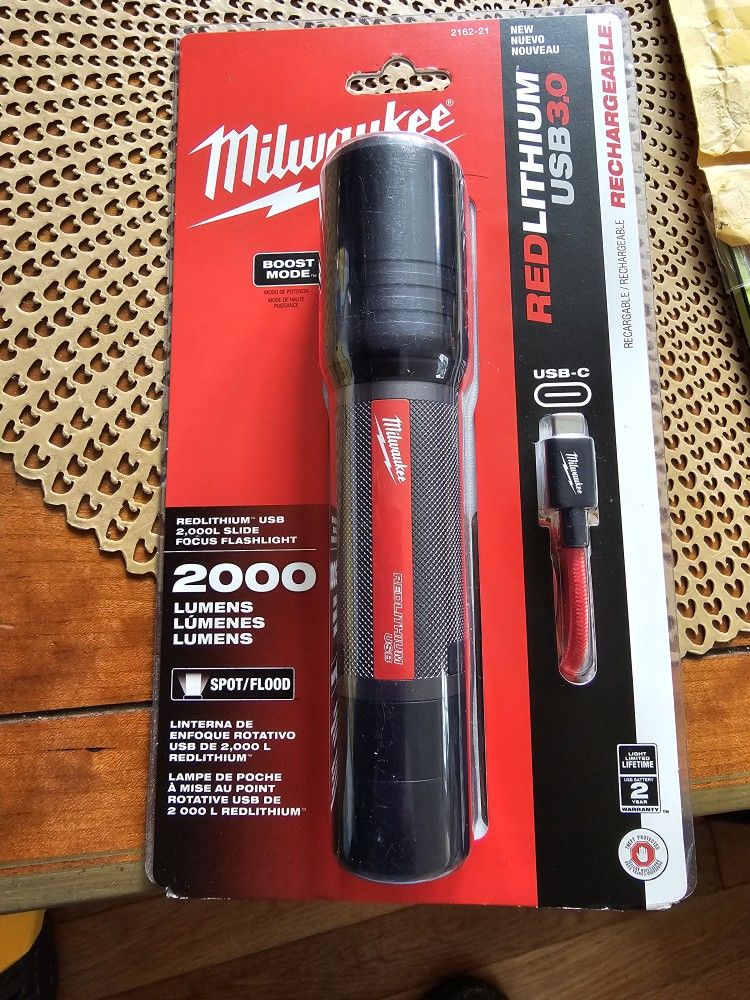 Milwaukee REDLITHIUM USB Flashlight Kit 2000 Lumen Slide Focus, rechargeable, New, firm