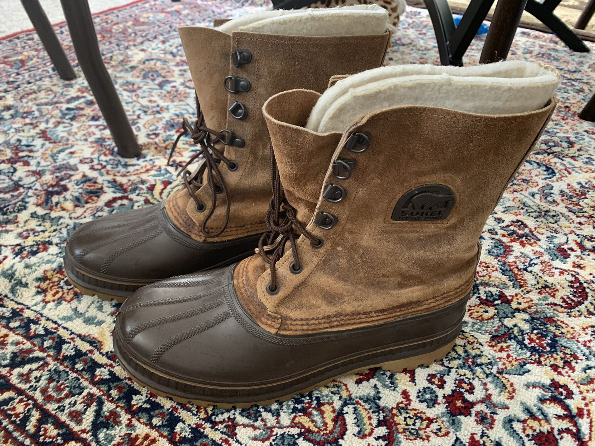 Men’s Sorel snow boots size 9.