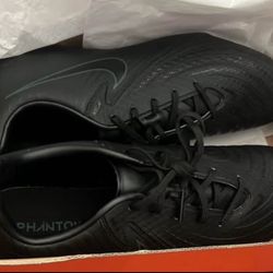 Black nike soccer cleats size 9.5 men / 9.5 en hombre