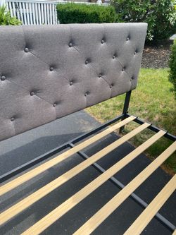 Free upholstered platform bed with 4 drawers