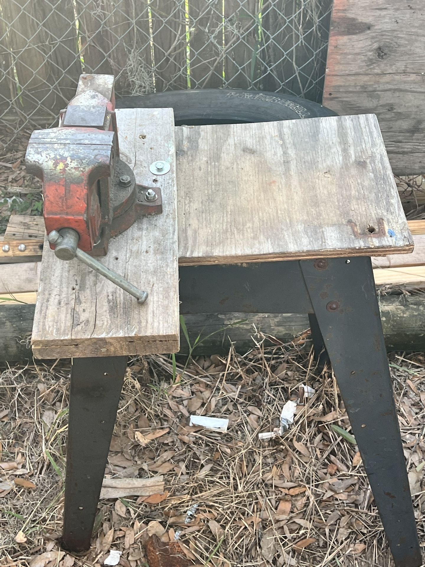 WORK BENCH W MOUNTED VICE