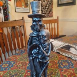 Spooky Skeleton Couple Figure