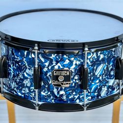 Gretsch Catalina Club 6.5x14 Snare Drum Alien Blue. Great working condition. Awesome sound!