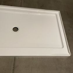 Delta Classic 500 60 in. x 32 in.  Center Drain 