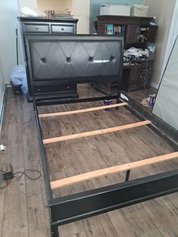 Free/Gratis Queen bed frame