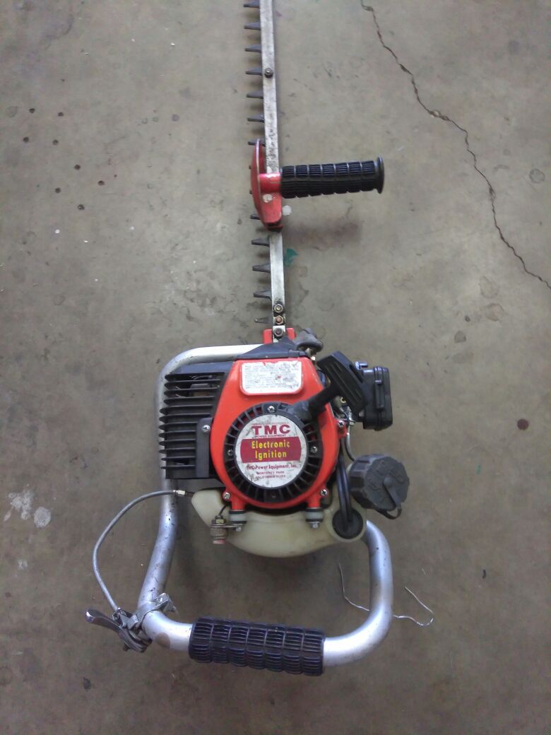 Black and Decker 22 inch electric hedge trimmer with auto stop for Sale in  Phoenix, AZ - OfferUp