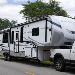 2022 Keystone Avalanche RV Fifth Wheel