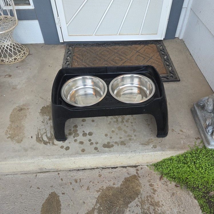 Top PAW food and water bowl!