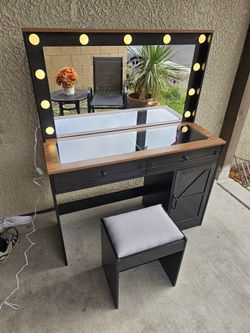 Vanity Makeup Table 