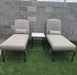 2 Arizona Iron lounge chairs and a marble table