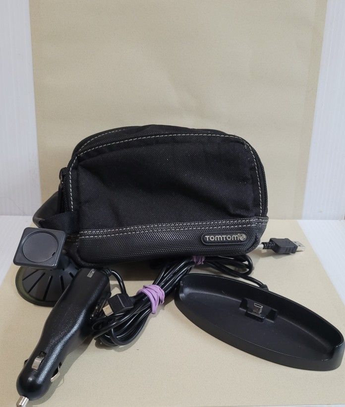 Tomtom GPS Bag and Wall Charger Car Charger, 4.3"X5" CASE GPS GO (NO GPS)