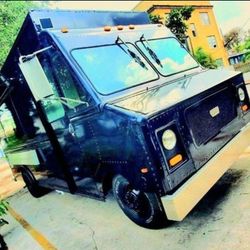 Brand New Food Truck | Camión De Comida Nuevo