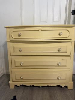 Stanley Dressing Chest Furniture Used Yellow 38”Hx40”Wx19”D