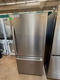 Hisense Counter Depth Bottom Freezer Refrigerator 33”