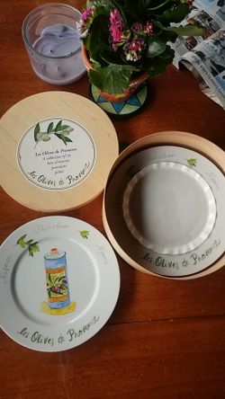 6 crate and barrel hors d'oeuvres plates