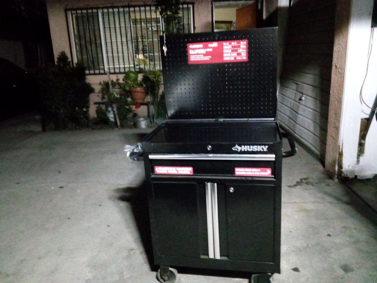 HUSKY 27 in 1-drawer 2-door PROJECT CENTER