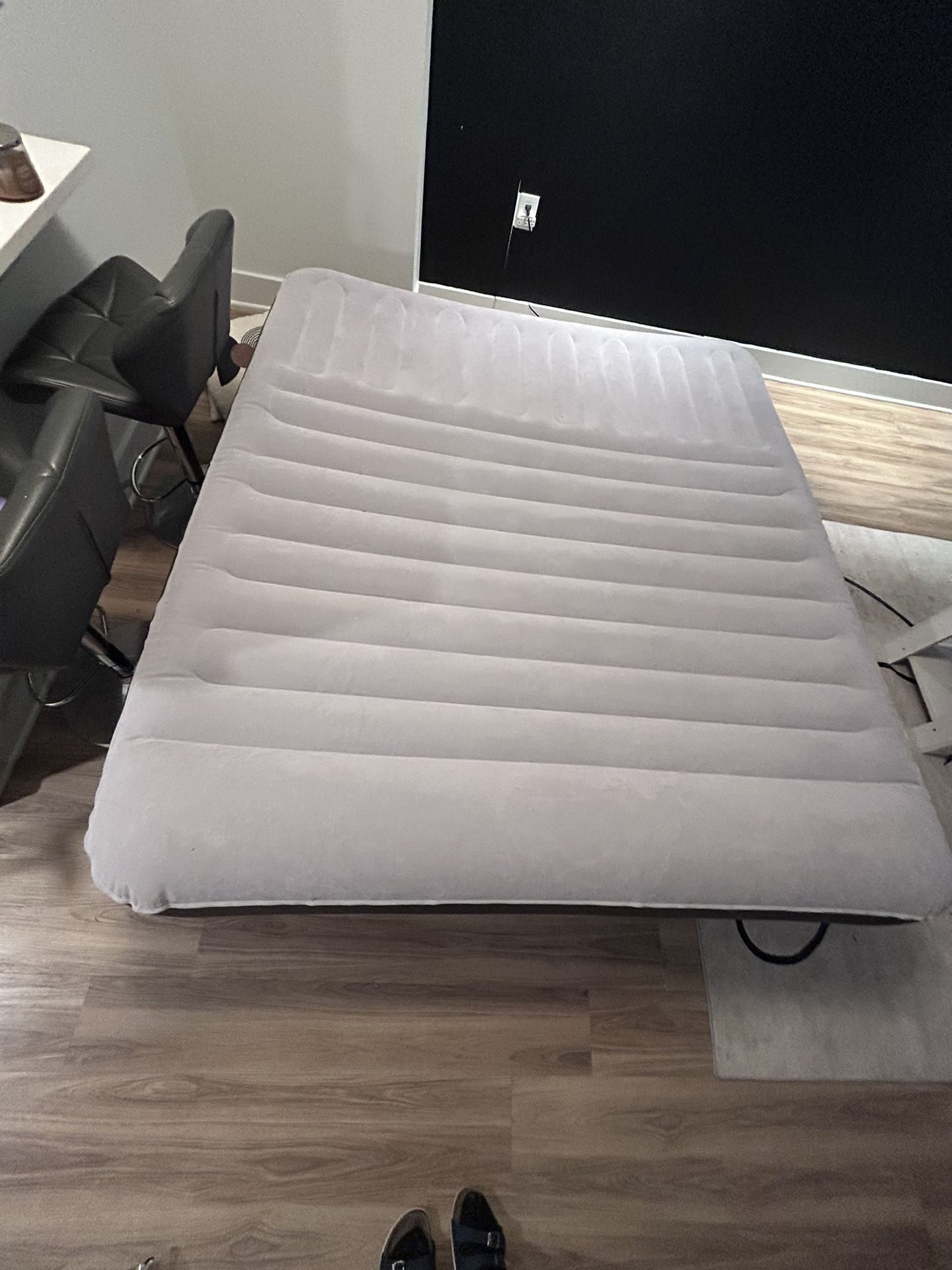 King-Size Inflatable Air Bed with Frame – Auto-Inflates, Memory Foam, Carry Case Included