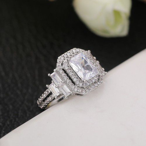 "Radiant Shiny Cubic Zircon Sumptuous Silver Plated Luxury Wedding Rings, L137
