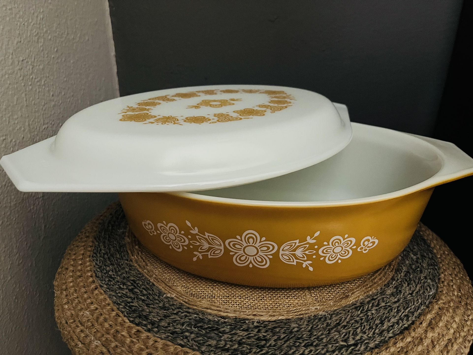 Vintage Pyrex Butterfly Gold Covered Casserole - 2 1/2 Quart Pyrex Covered Casserole Dish - Mid C